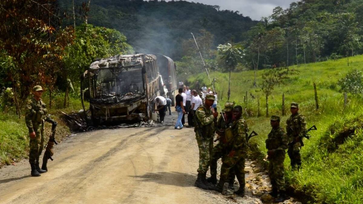 $50 millones de recompensa por responsables de quemar un bus y lanzar granada en Casanare