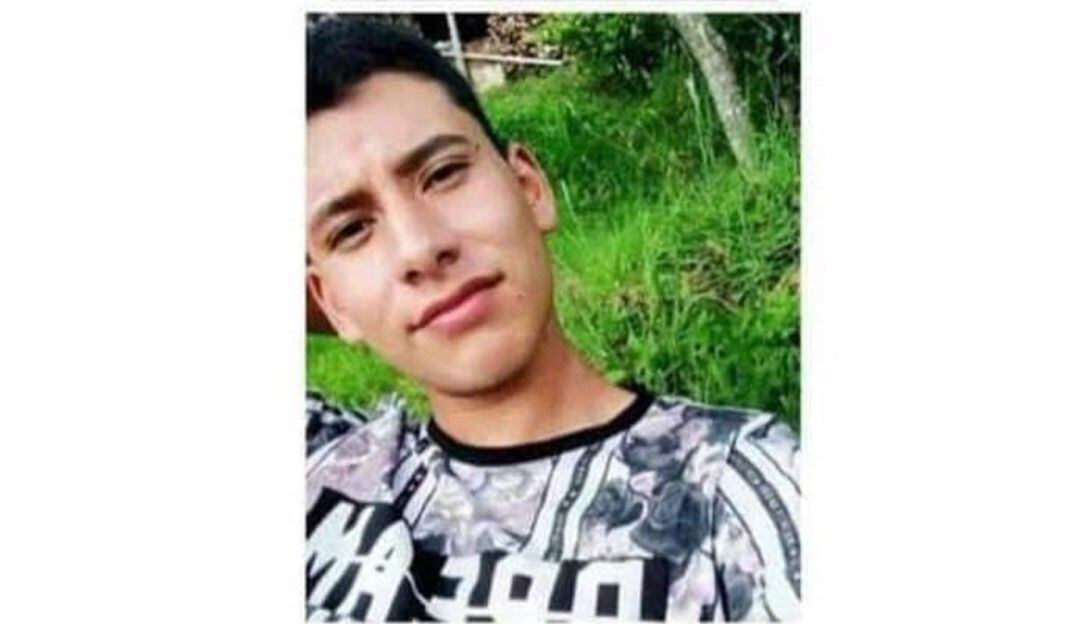 Según los allegados, el joven habría desaparecido después de ser trasladado a una estación de Policía por uniformados, versión que está siendo investigada por las autoridades.
