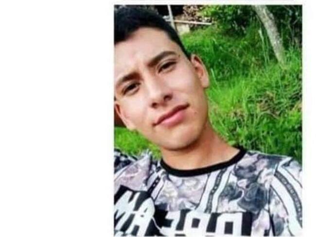 Según los allegados, el joven habría desaparecido después de ser trasladado a una estación de Policía por uniformados, versión que está siendo investigada por las autoridades.