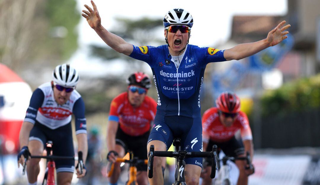 Mauri Vansevenant festeja la victoria al cierre de la carrera italiana.