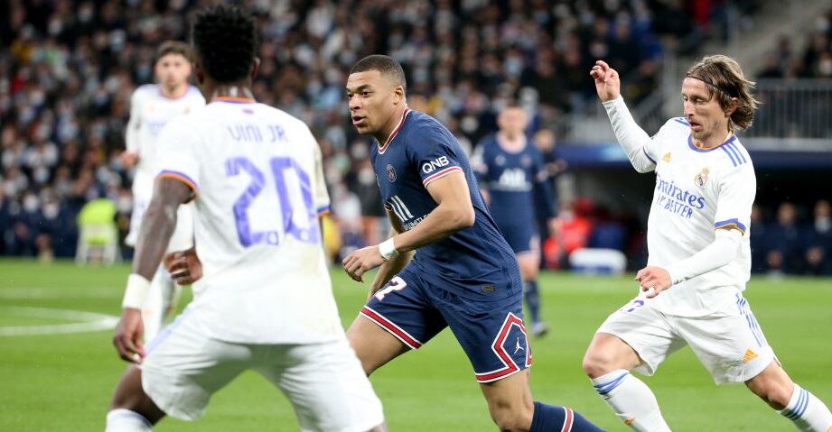 Kylian Mbappé durante un partido entre el PSG y el Real Madrid por la Champions League (Photo by John Berry/Getty Images)