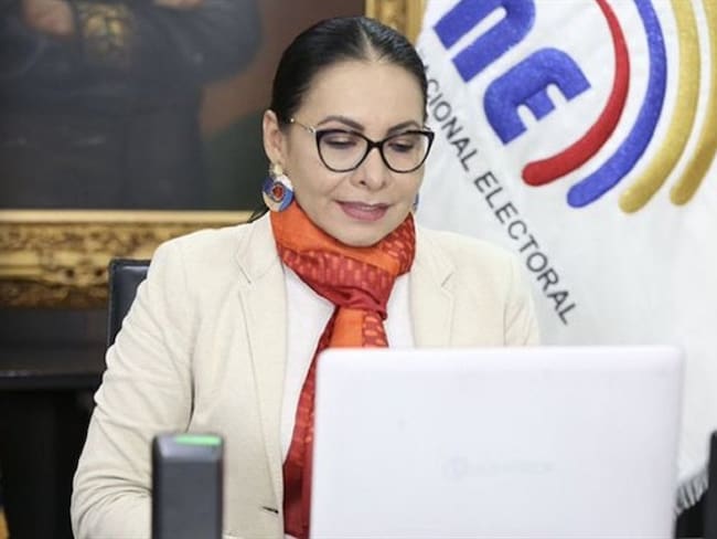 Diana Atamaint, presidenta del Consejo Nacional Electoral de Ecuador, explicó en La W que el candidato Pérez y sus seguidores convocaron a movilizarse pacíficamente.  . Foto: Twitter: @DianaAtamaint