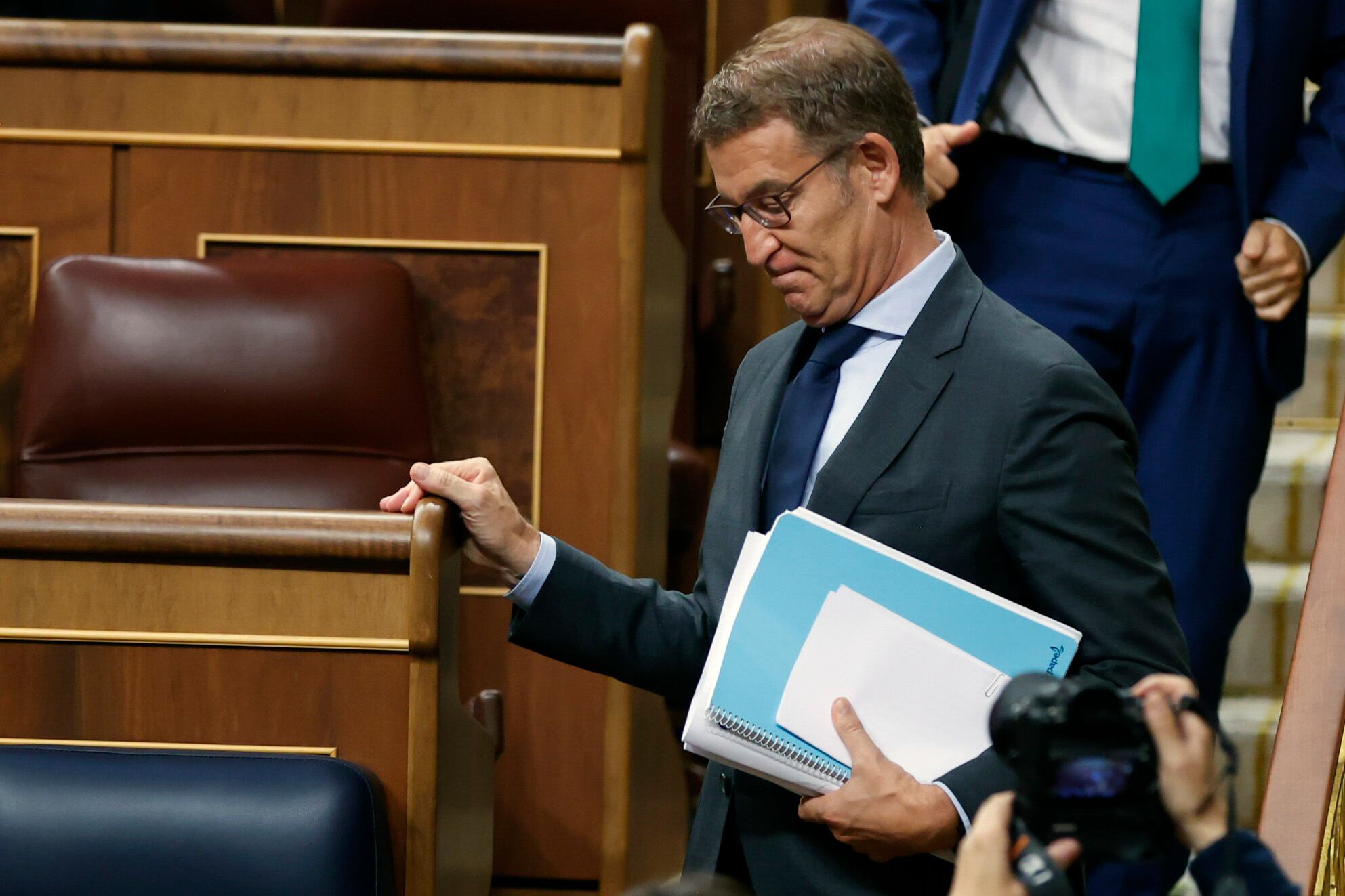 -FOTODELDIA- MADRID, 27/09/2023.- El candidato a la presidencia del Gobierno y presidente del PP, Alberto Núñez Feijóo, tras su intervención en la segunda jornada del debate de su investidura, en el Congreso este miércoles. EFE/Juan Carlos Hidalgo
