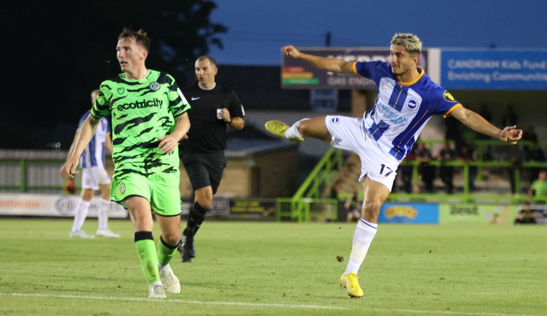 Steven Alzate anotó con Brighton en su visita al Forest Green Rover.