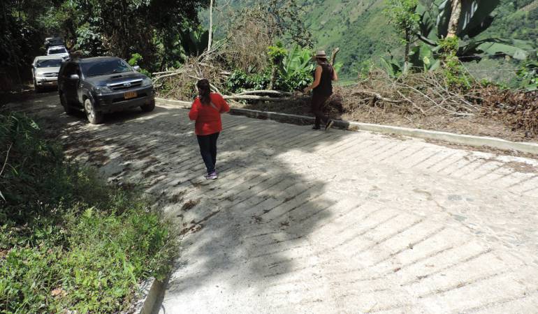 Obras de placa huella en vías terciarias de Caldas