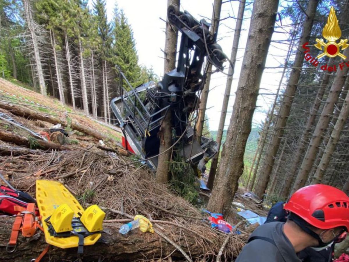 14 personas murieron al caer teleférico en región turística de Italia