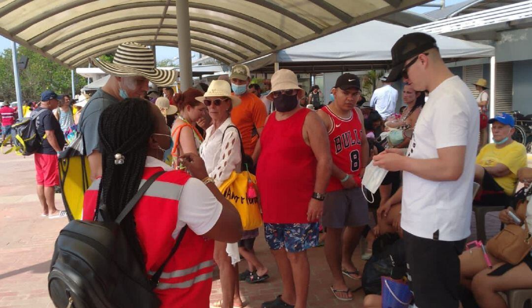 La solicitud la hizo la autoridad distrital de salud a operadores turísticos, hoteles y personal del aeropuerto