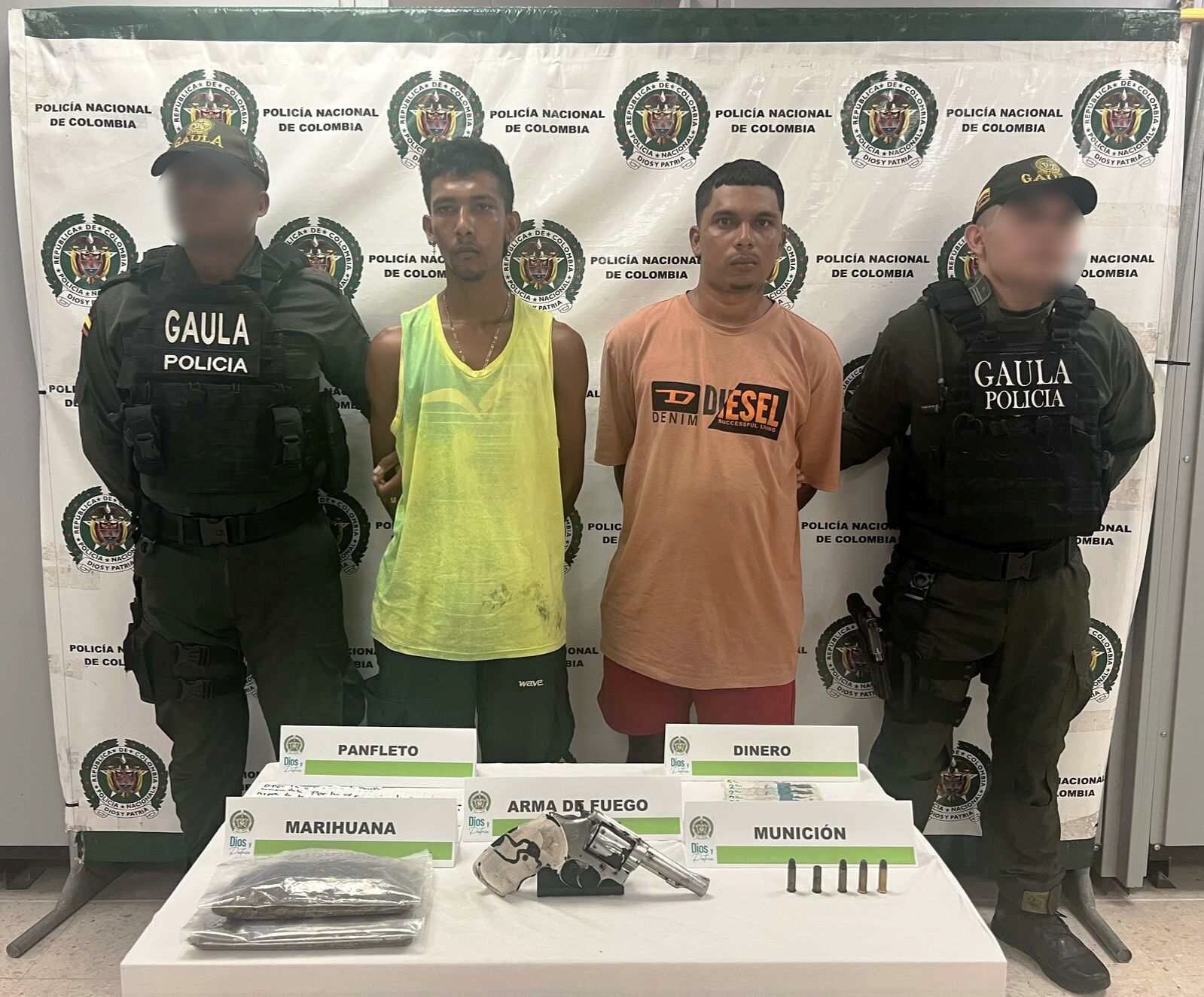 Policía de Cartagena capturó a dos presuntos extorsionistas con panfletos amenazantes