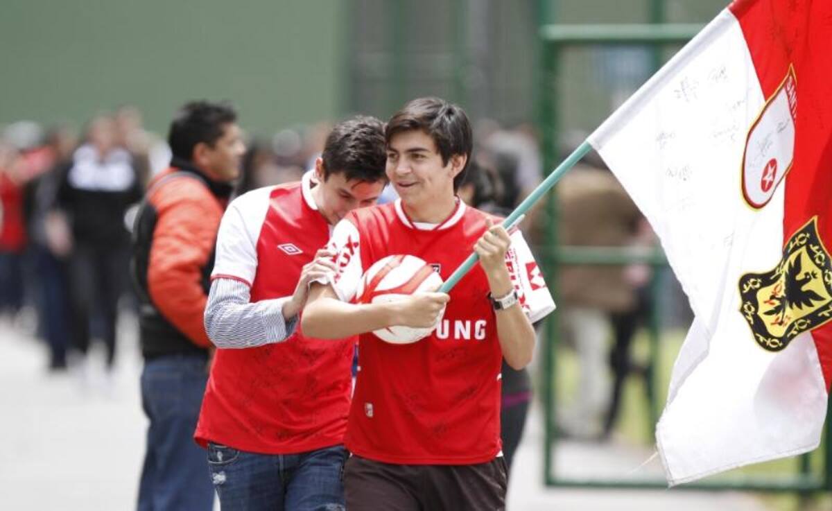 Los hinchas cardenales apoyan a su equipo.