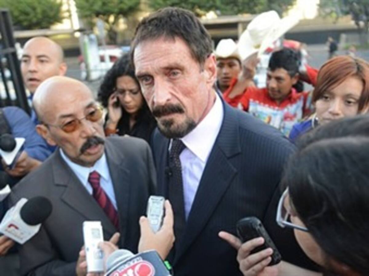 McAfee hospitalizado por ataque de nervios tras rechazo de asilo en Guatemala