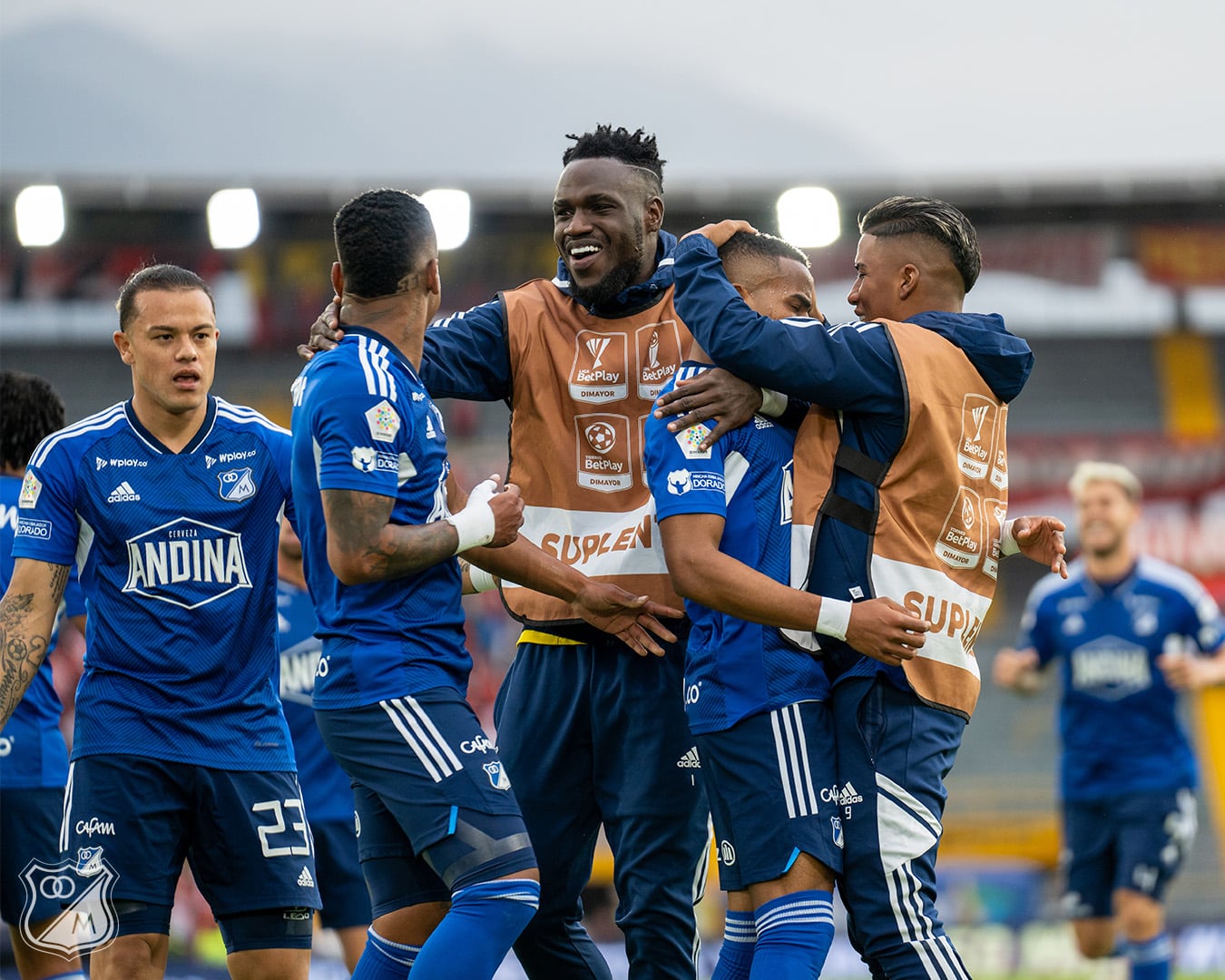 Los jugadores de Millonarios festejan en El Campín / Twitter: @millosfcoficial.