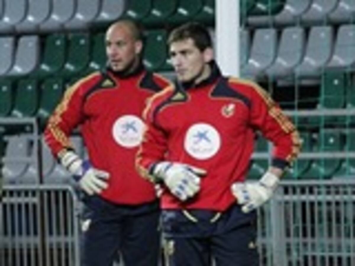 El arquero del Liverpool, el español Pepe Reina le enseña inglés a su compatriota del Real Madrid Iker Casillas