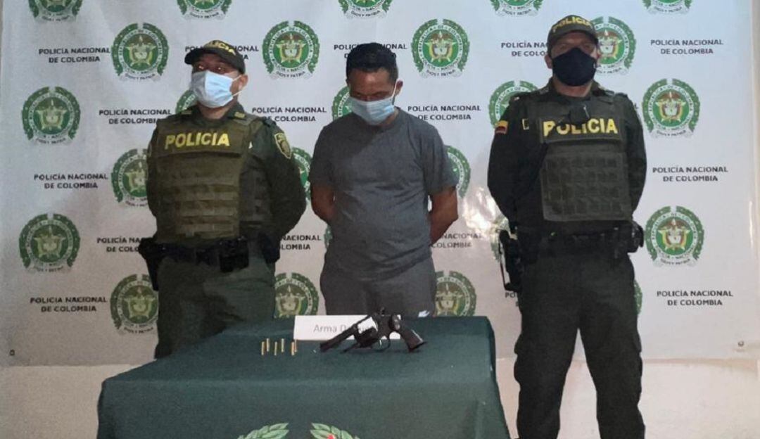 La captura se efectuó en el barrio Alfonso López de esa población. Los uniformados le encontraron un revólver cañón largo calibre 38 milímetros