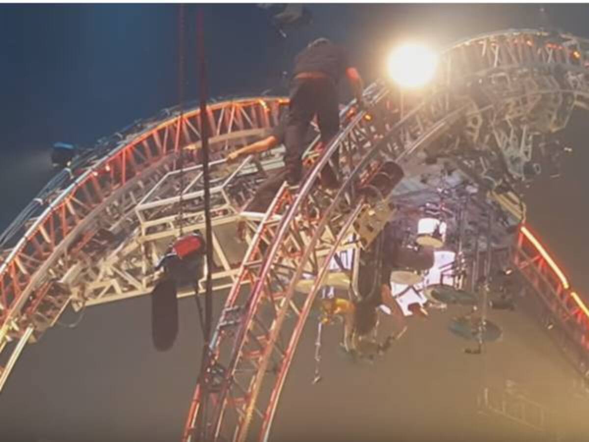 Baterista de Mötley Crüe atrapado en montaña rusa durante espectáculo
