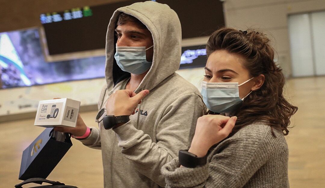 Israelís retornados al país utilizarán el brazalete electrónico durante dos semanas.