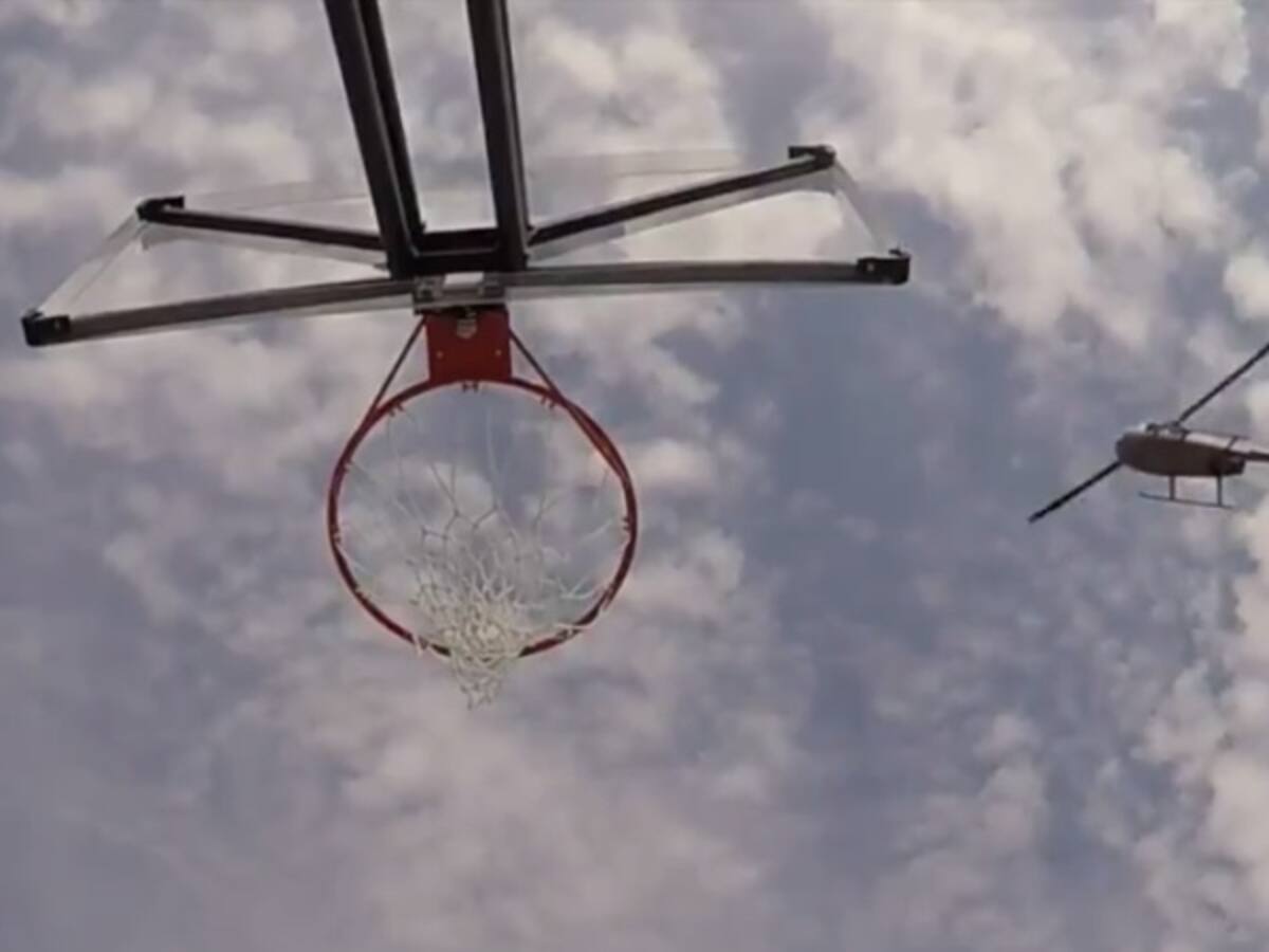 ¡Espectacular! Los 'Globetrotters' anotan una cesta, ¡desde 64 metros de altura!