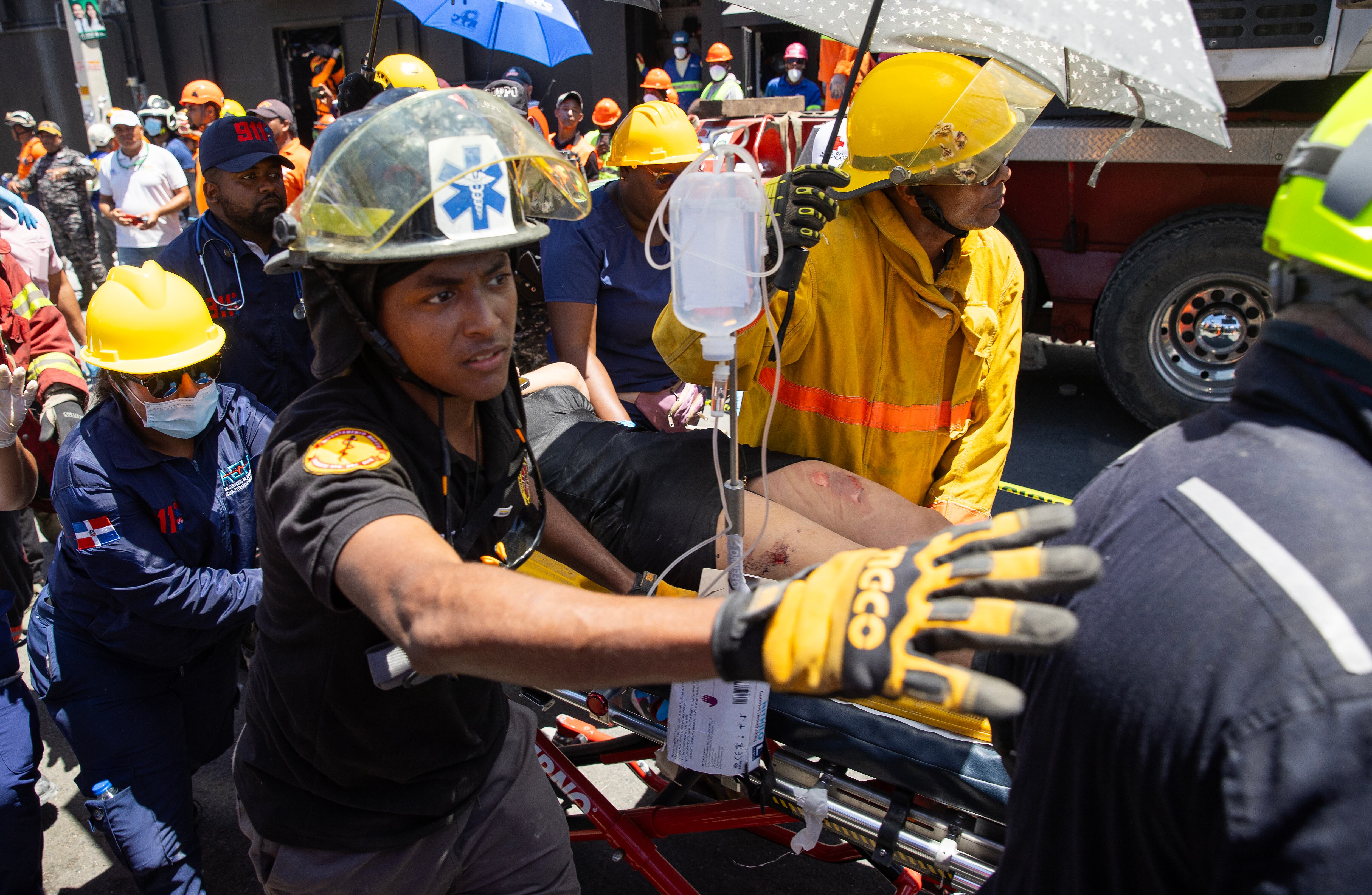Una mujer es trasladada luego de ser rescatada en la discoteca Jet Set este martes, en Santo Domingo (República Dominicana). 
 EFE/ Orlando Barría