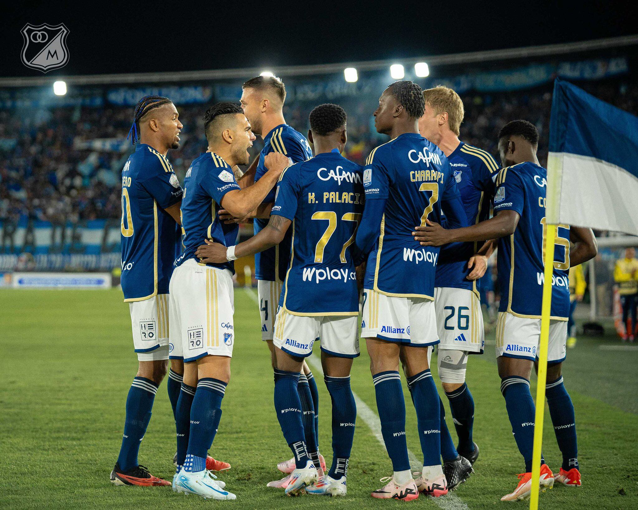 Los jugadores de Millonarios celebran el gol de Andrés Llinás / Twitter: @MillosFCOficial.