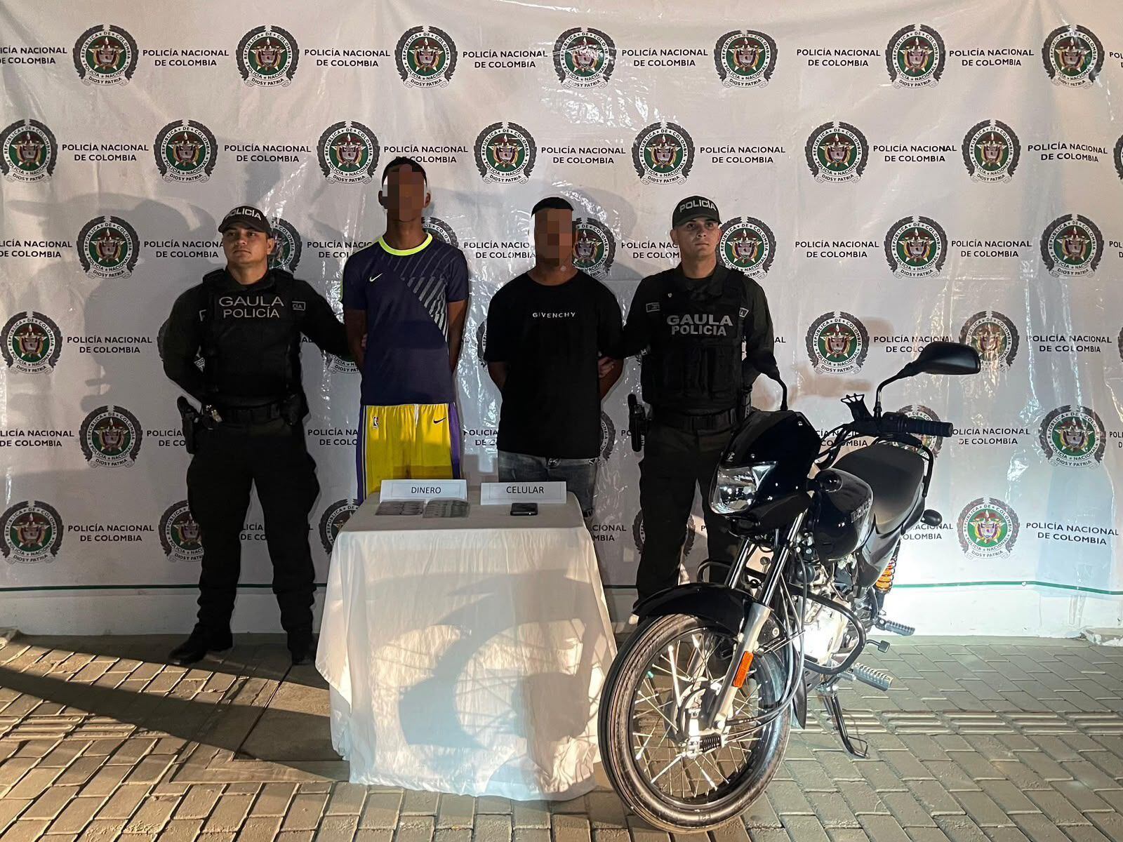 Capturados en Santa Marta ‘El Flaco’ y ‘El Diablo’ señalados de extorsionar a una persona con fotos. Foto: MESAN.