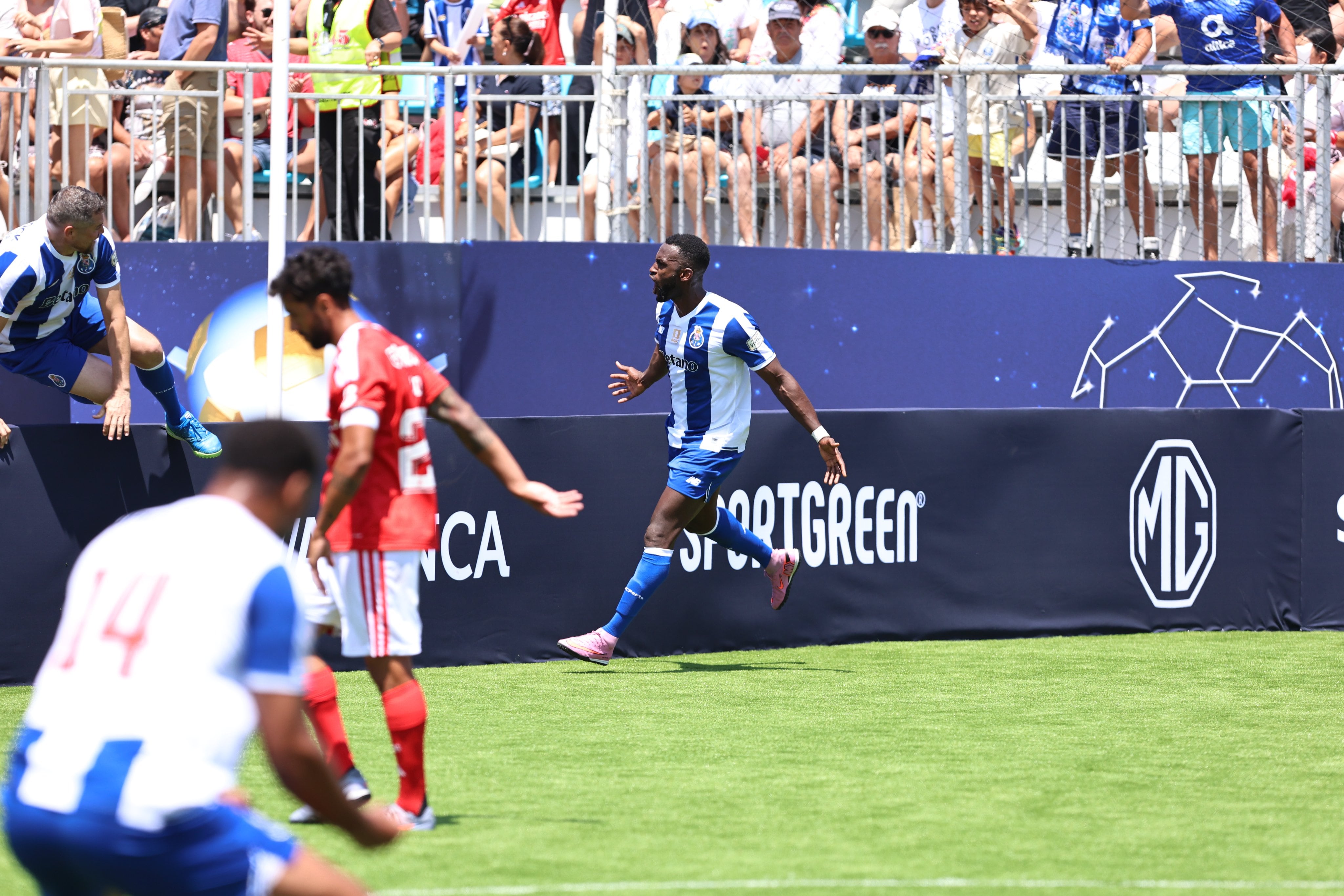 Jackson Martínez celebra uno de sus dos goles en el clásico de leyendas ante el Benfica / X: @FCPorto.