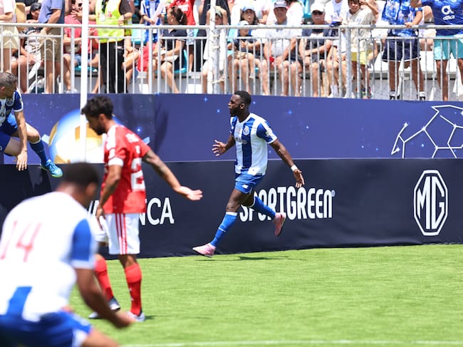 Jackson Martínez celebra uno de sus dos goles en el clásico de leyendas ante el Benfica / X: @FCPorto.