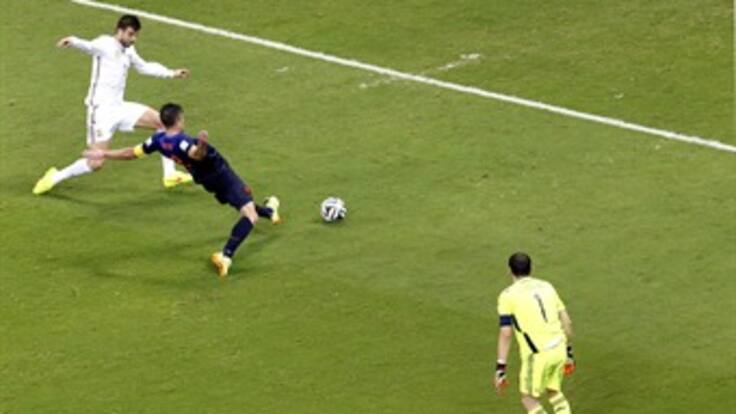 Robin Van Persie marca el cuarto para Holanda.