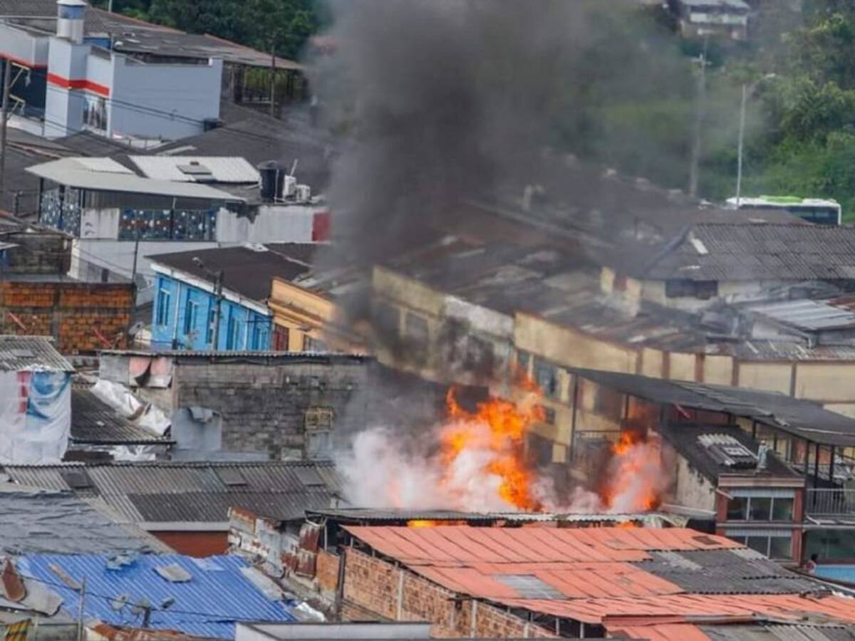 Incendio afectó 12 habitaciones de una vivienda en la Galería de Manizales