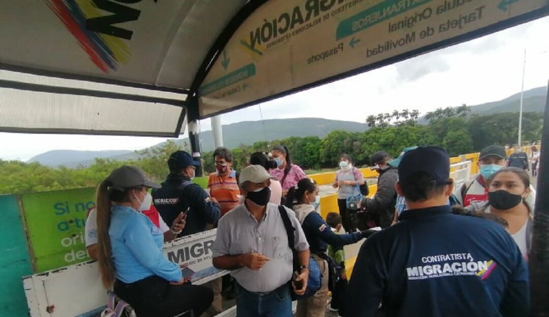 Colombia aplica pico y cédula en puente