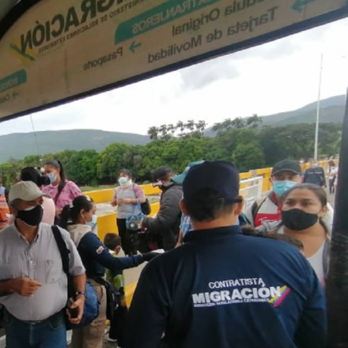 Autoridades colombianas exigen pico y cédula para ingreso por puentes