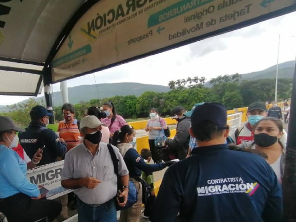 Autoridades colombianas exigen pico y cédula para ingreso por puentes
