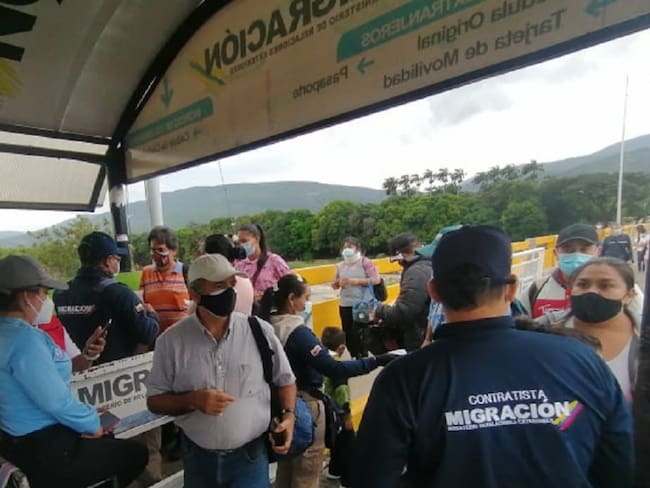 Colombia aplica pico y cédula en puente