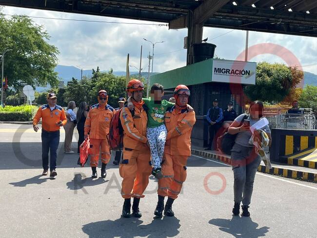 Defensa Civil brinda acompañamiento humanitario en los puentes internacionales. / Foto: Caracol Radio Cúcuta.