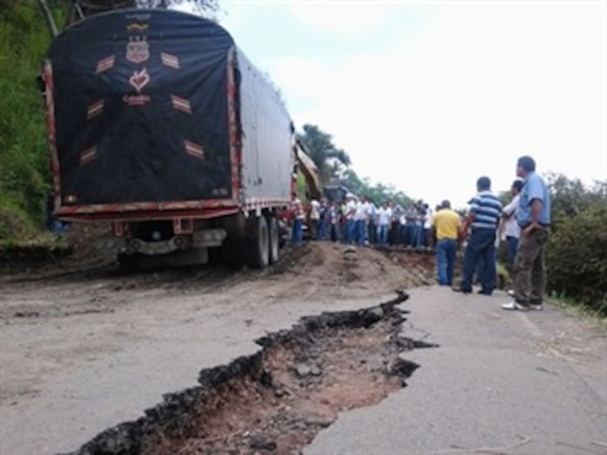 Se agudiza colapso vial en el Huila