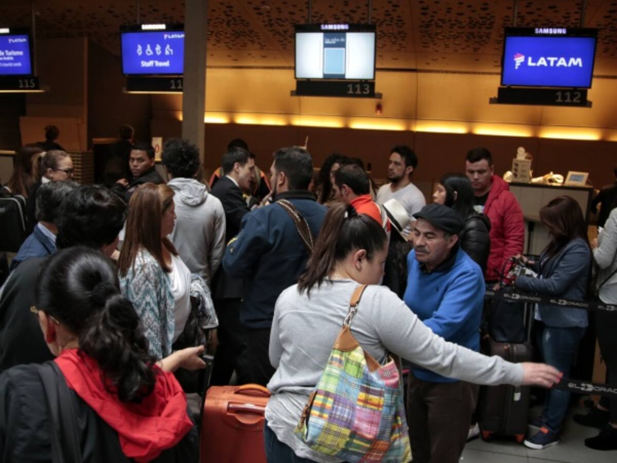 Retrasos de hasta hora y media en vuelos tras cierre en El Dorado