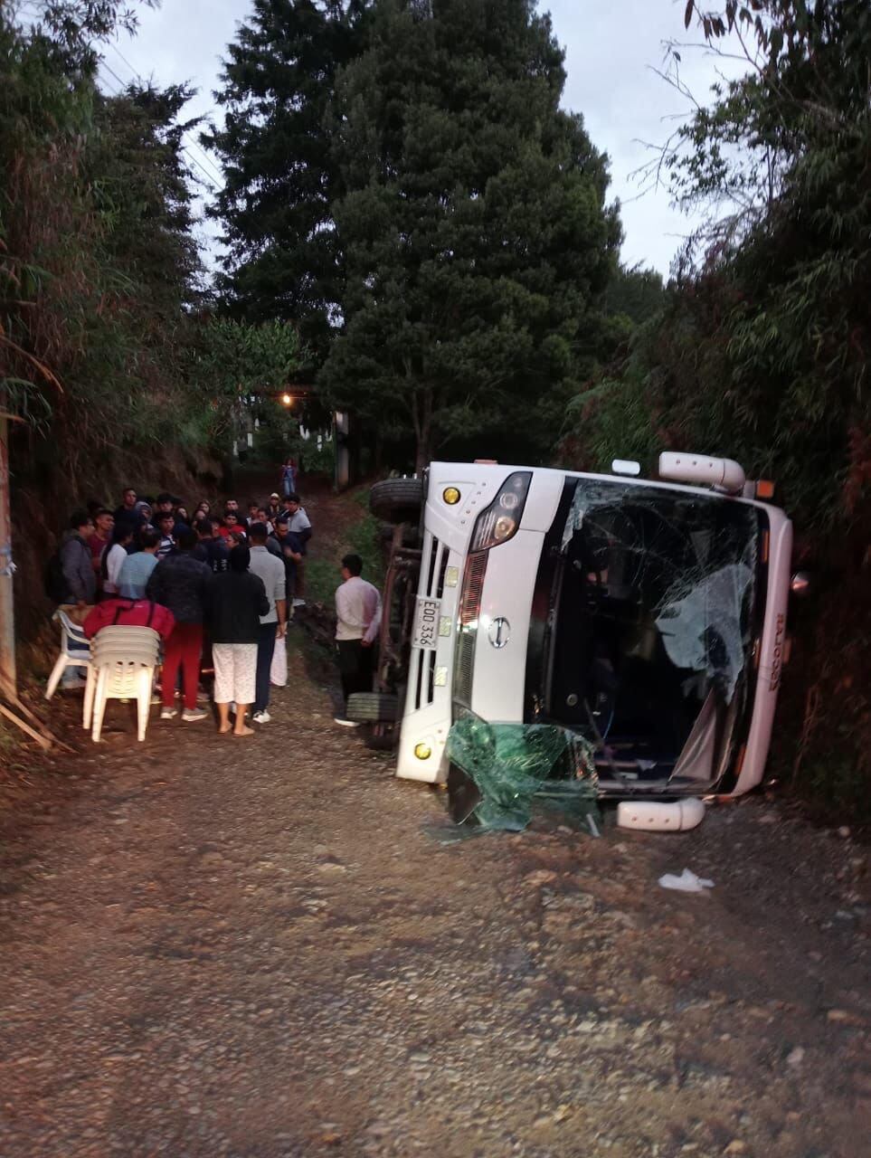 El bus se volcó en zona rural de Marinilla, Antioquia. Foto: Cortesía Alcaldía de Marinilla.