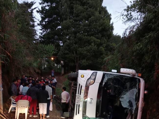 El bus se volcó en zona rural de Marinilla, Antioquia. Foto: Cortesía Alcaldía de Marinilla.