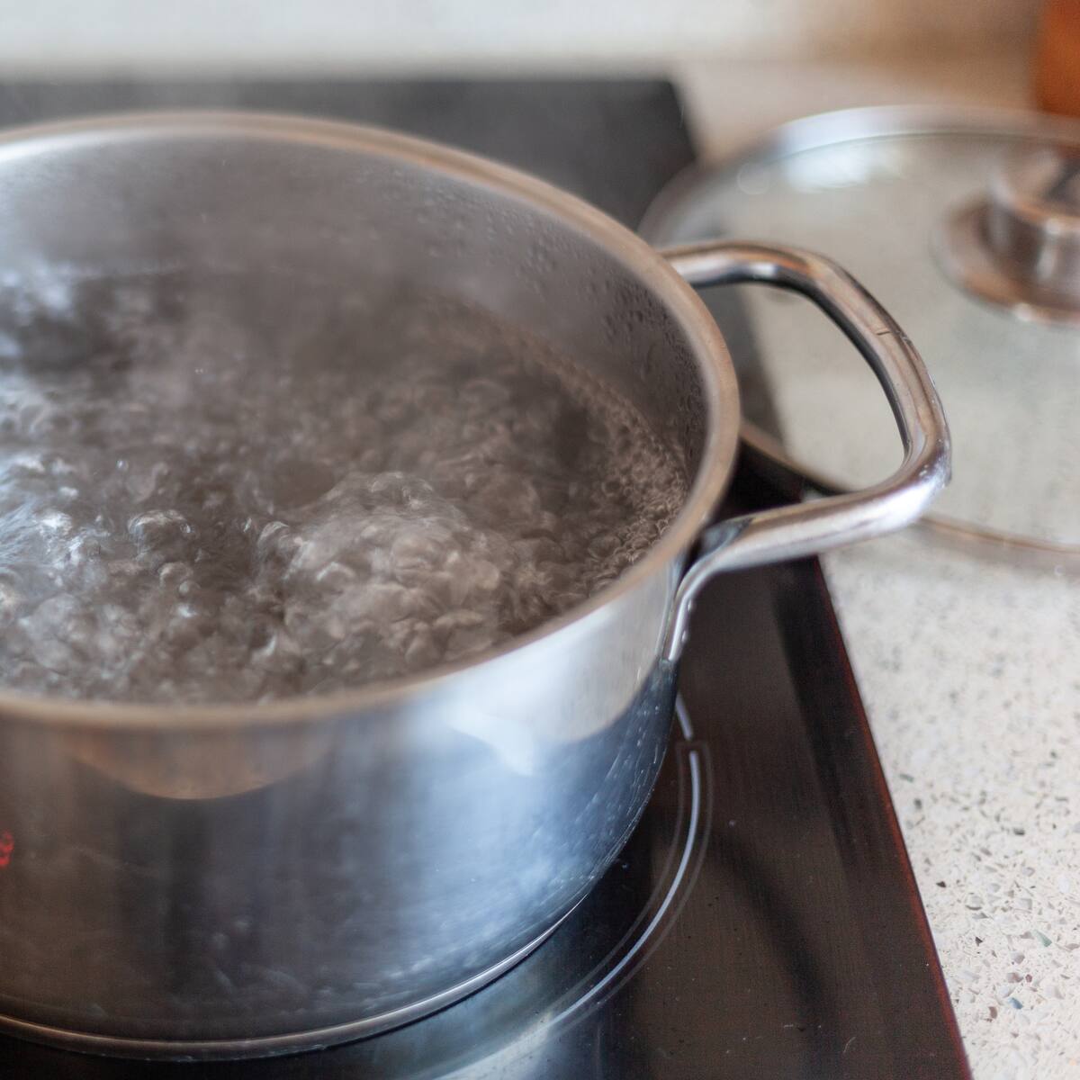 ¿Es peligroso hervir el agua más de una vez? Un experto aclara el mito más común de la cocina