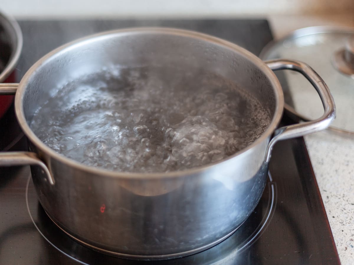 ¿Es peligroso hervir el agua más de una vez? Un experto aclara el mito más común de la cocina
