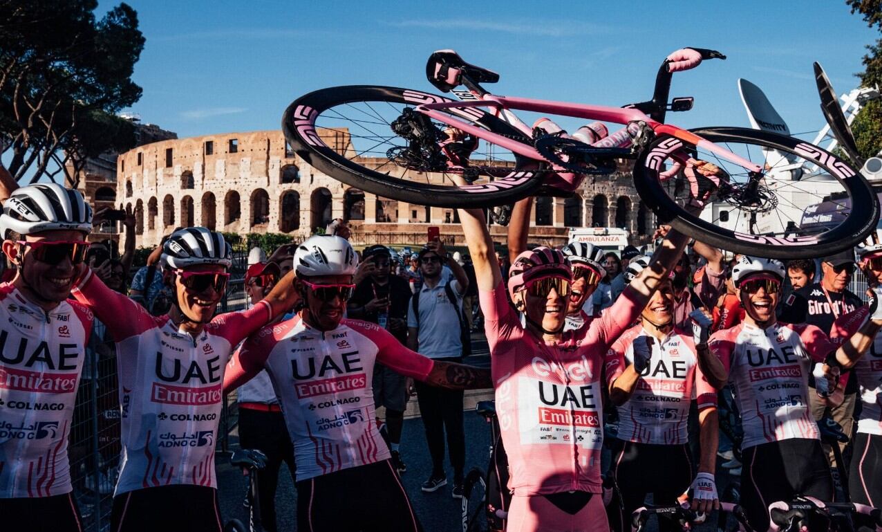 Tadej Pogačar y su equipo UAE Team Emirates, ganadores del Giro de Italia 107º (Crédito: DirecTV)