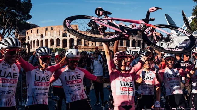 Tadej Pogačar y su equipo UAE Team Emirates, ganadores del Giro de Italia 107º (Crédito: DirecTV)
