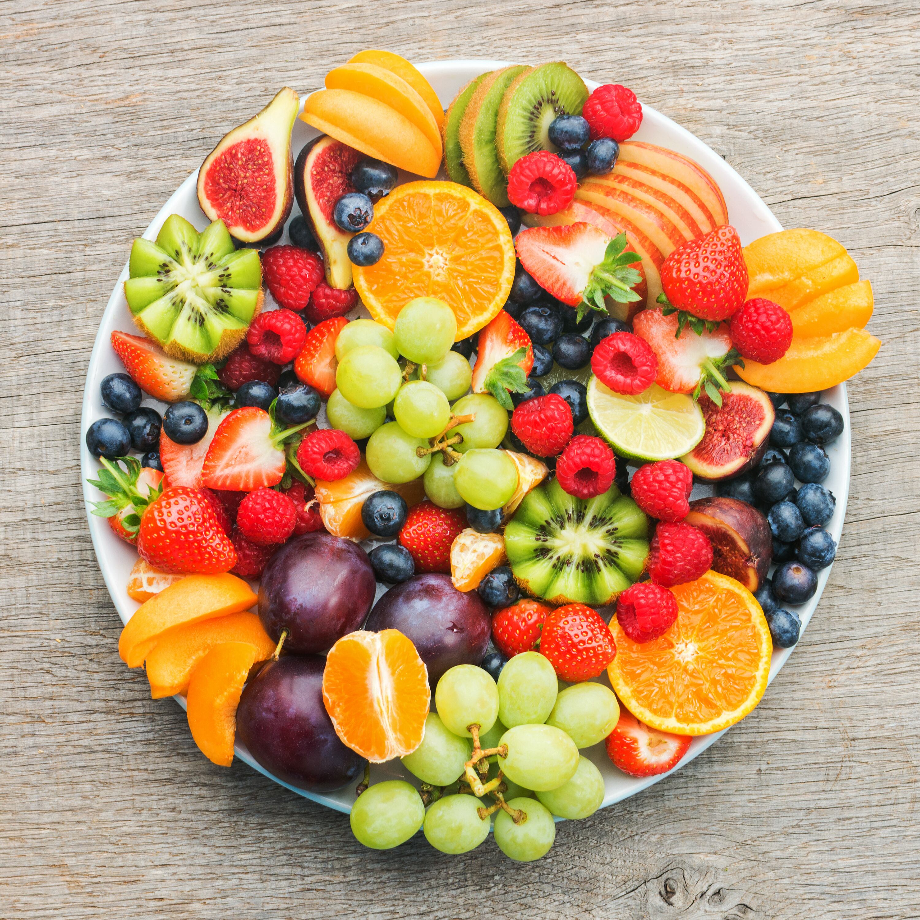 Plato de frutas sobre una mesa. (Foto: Getty Images)