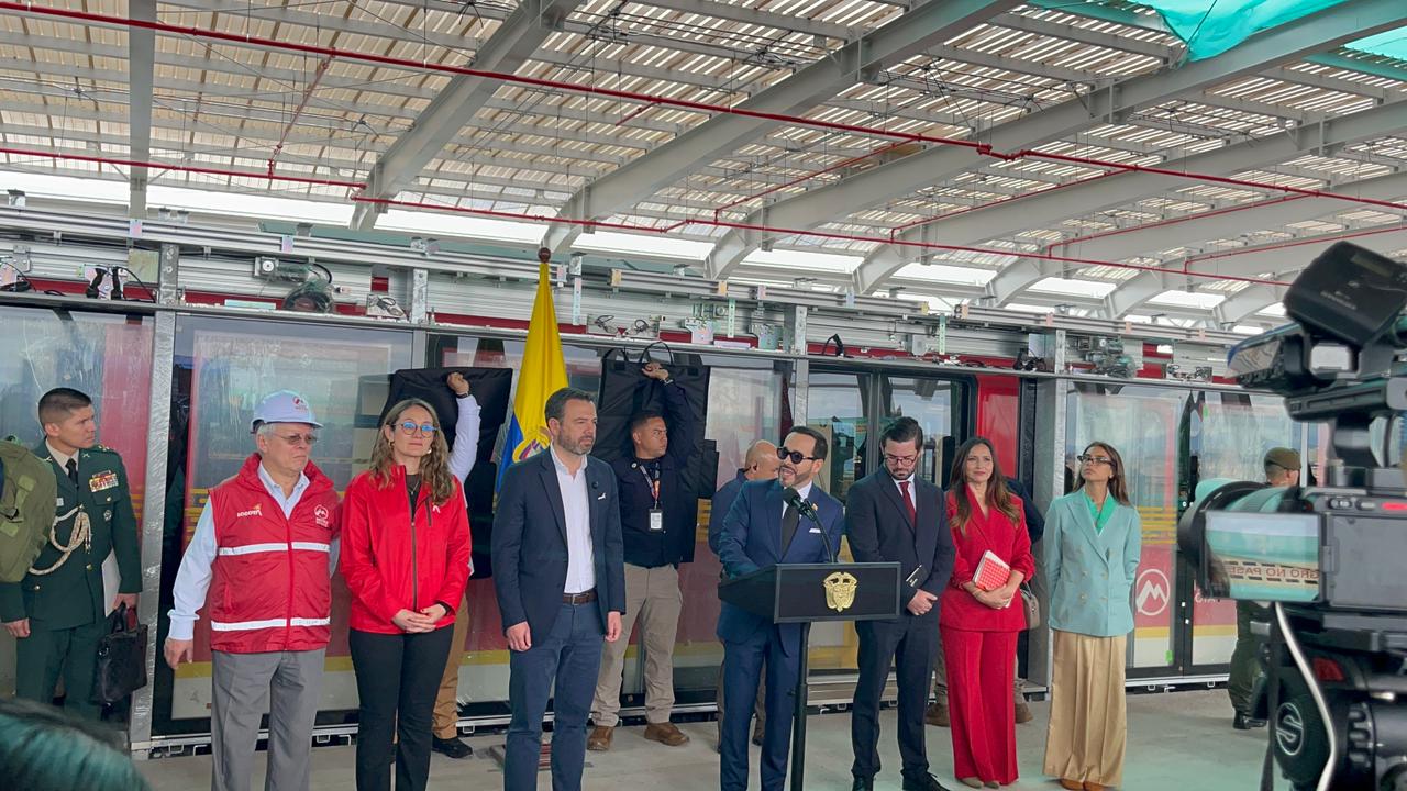Abelardo de la Espriella viendo el metro de Bogotá. Foto: Caracol Radio