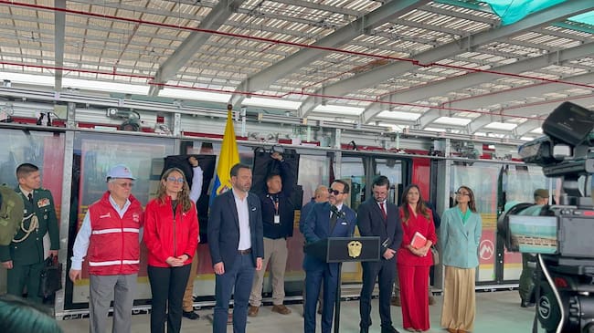 Abelardo de la Espriella viendo el metro de Bogotá. Foto: Caracol Radio