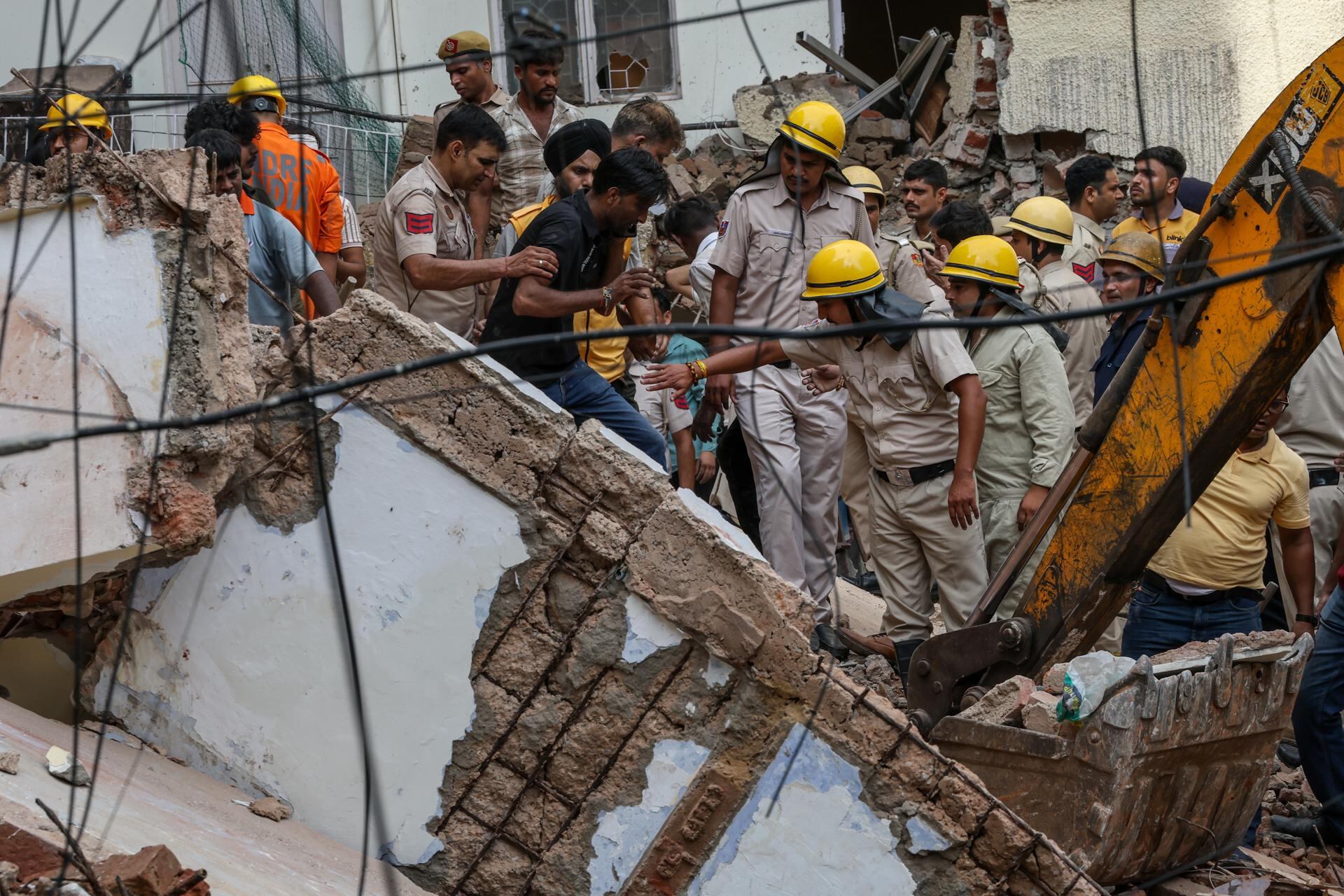 Suben a 7 los muertos por el derrumbe de un hostal universitario en India. Foto: (Nueva Delhi) EFE/EPA/RAJAT GUPTA.
