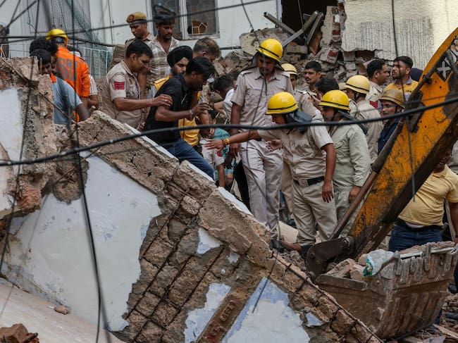 Suben a 7 los muertos por el derrumbe de un hostal universitario en India. Foto: (Nueva Delhi) EFE/EPA/RAJAT GUPTA.
