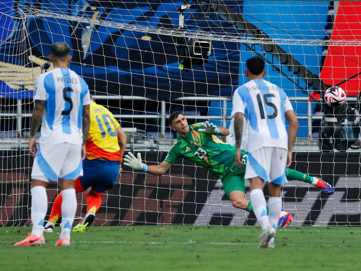 FIFA sancionará al Dibu Martínez por agredir al camarógrafo del partido ante Colombia
