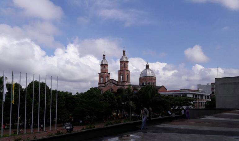 Desde las 6:20AM hasta las 9:00AM Toda la información local en Caracol Radio