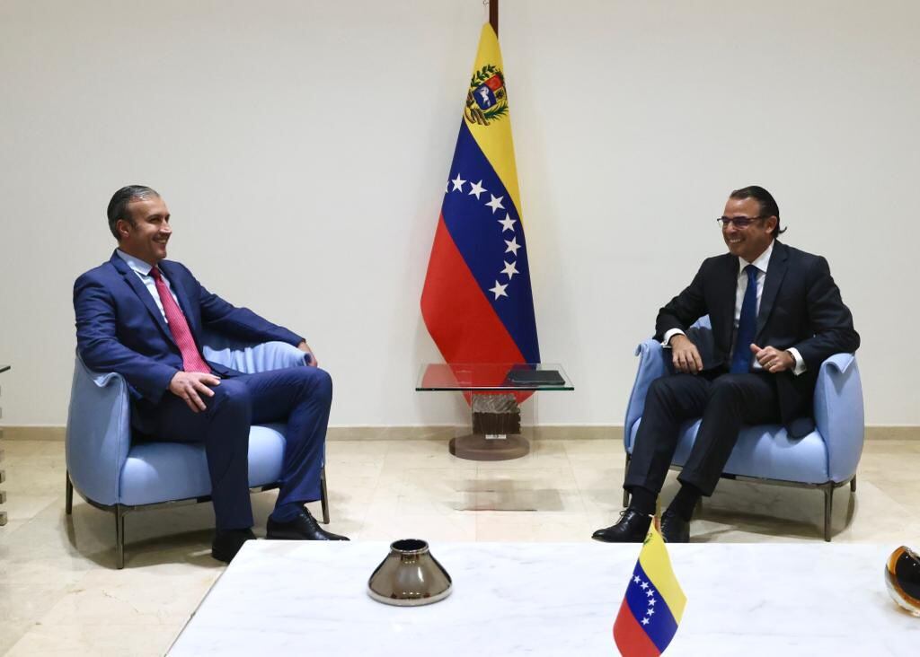 El ministro de Petroleo de Venezuela, Tareck El Aissami (izq), y el presidente de la compañía energética Chevron en Venezuela, Javier La Rosa (der).
(Foto: Twitter @TareckPSUV )