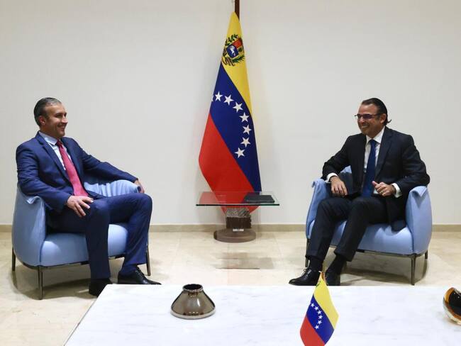 El ministro de Petroleo de Venezuela, Tareck El Aissami (izq), y el presidente de la compañía energética Chevron en Venezuela, Javier La Rosa (der).
(Foto: Twitter @TareckPSUV )