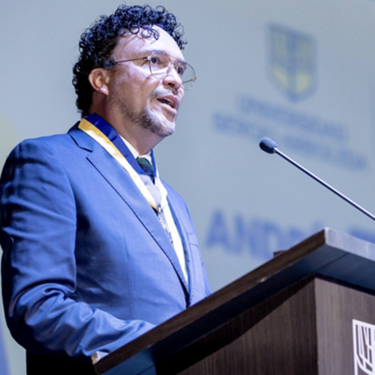 Andres Cepeda recibe el “Honoris Causa como Maestro en Música”